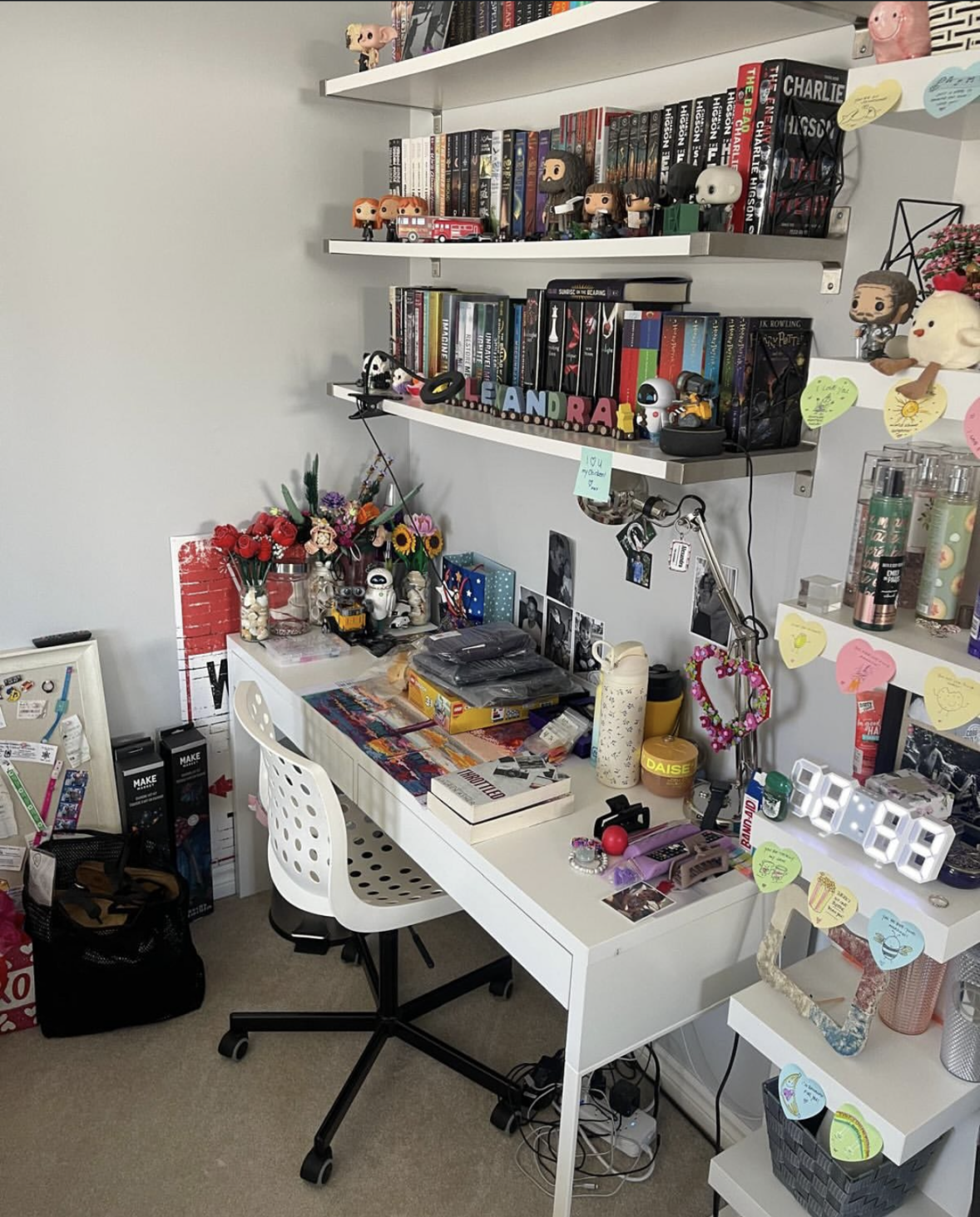 Desk clean after cleaning service in Aurora, ON