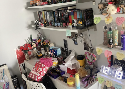 Desk clean before cleaning service in Aurora, ON