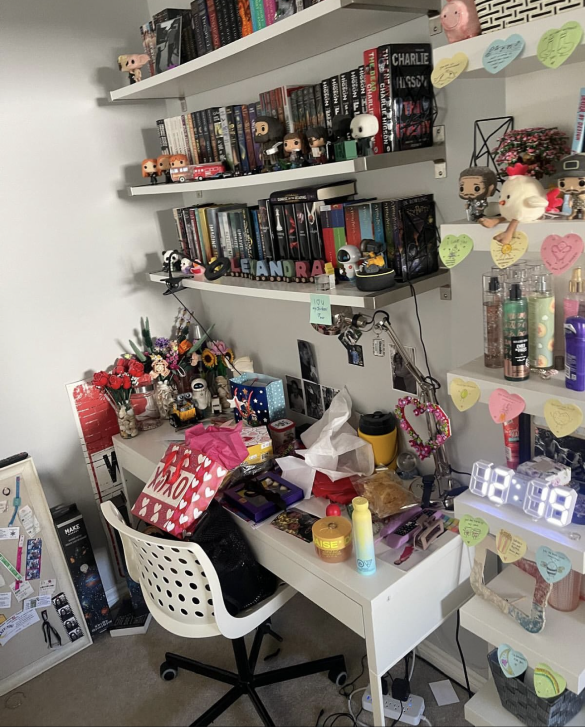 Desk clean before cleaning service in Aurora, ON